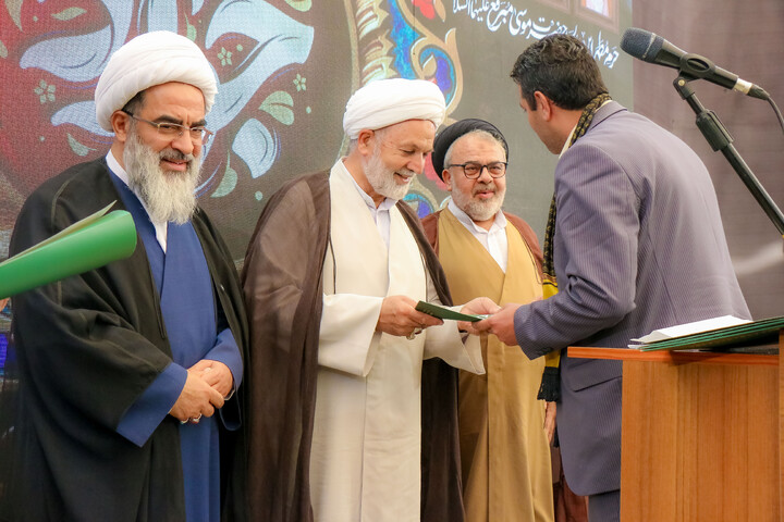 تصاویر/ آیین تعویض پرچم گنبد حرم مطهر حضرت موسی مبرقع بمناسبت شهادت امام جواد علیه السلام