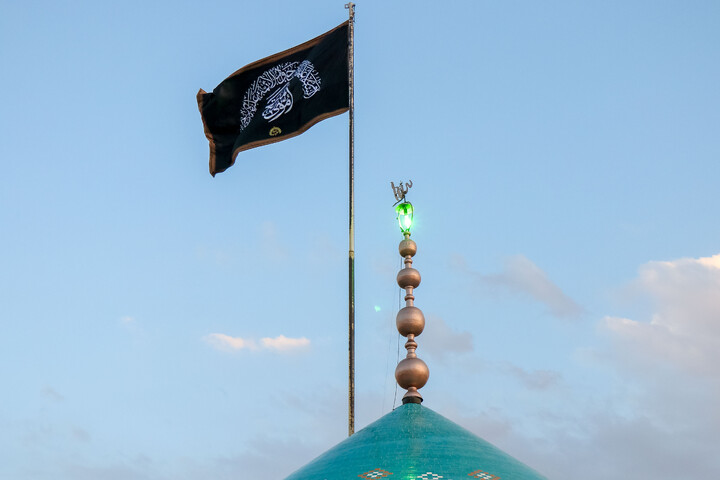 تصاویر/ آیین تعویض پرچم گنبد حرم مطهر حضرت موسی مبرقع بمناسبت شهادت امام جواد علیه السلام