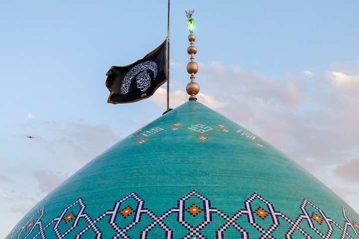 تصاویر/ آیین تعویض پرچم گنبد حرم مطهر حضرت موسی مبرقع بمناسبت شهادت امام جواد علیه السلام