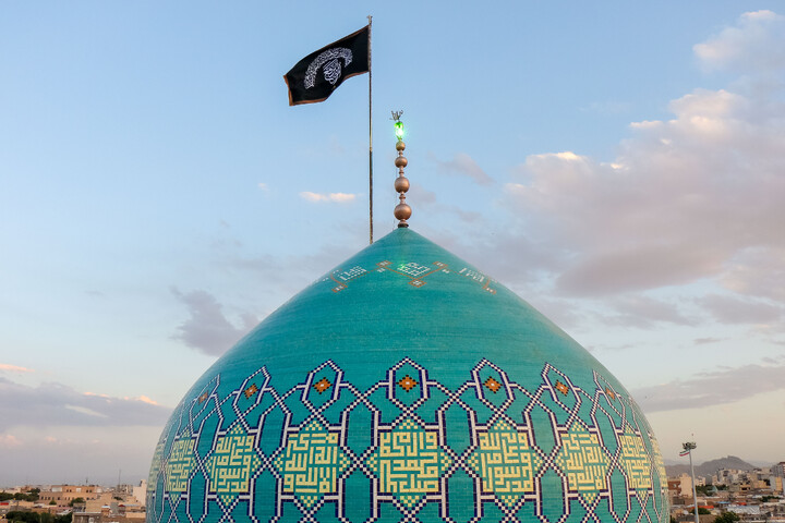 تصاویر/ آیین تعویض پرچم گنبد حرم مطهر حضرت موسی مبرقع بمناسبت شهادت امام جواد علیه السلام