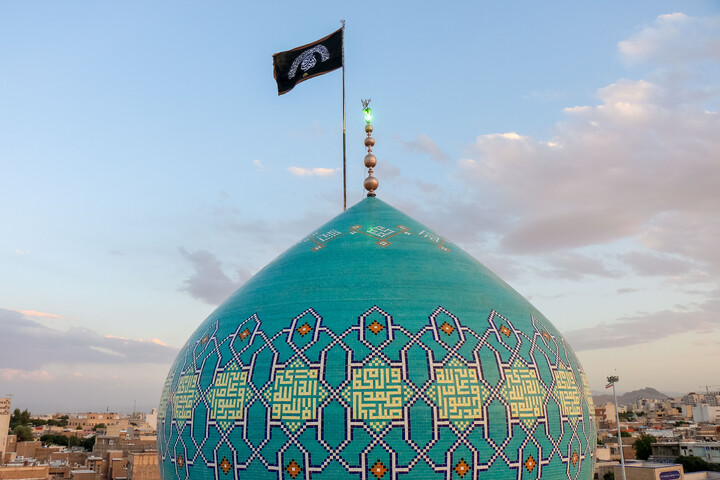 تصاویر/ آیین تعویض پرچم گنبد حرم مطهر حضرت موسی مبرقع بمناسبت شهادت امام جواد علیه السلام