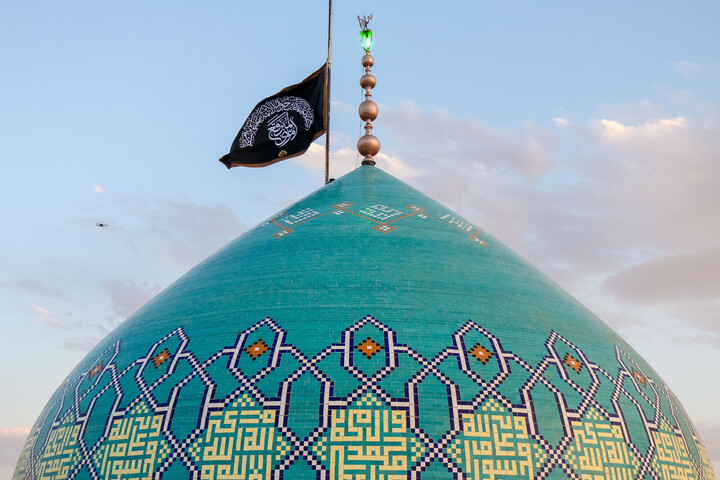 تصاویر/ آیین تعویض پرچم گنبد حرم مطهر حضرت موسی مبرقع بمناسبت شهادت امام جواد علیه السلام