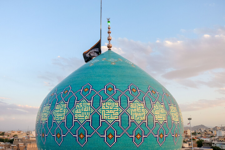 تصاویر/ آیین تعویض پرچم گنبد حرم مطهر حضرت موسی مبرقع بمناسبت شهادت امام جواد علیه السلام