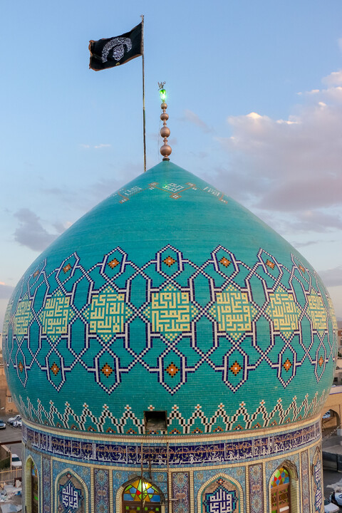 تصاویر/ آیین تعویض پرچم گنبد حرم مطهر حضرت موسی مبرقع بمناسبت شهادت امام جواد علیه السلام