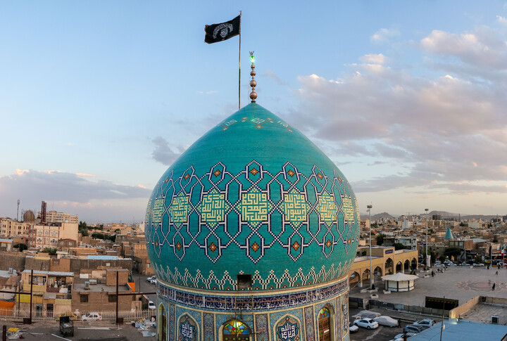 تصاویر/ آیین تعویض پرچم گنبد حرم مطهر حضرت موسی مبرقع بمناسبت شهادت امام جواد علیه السلام