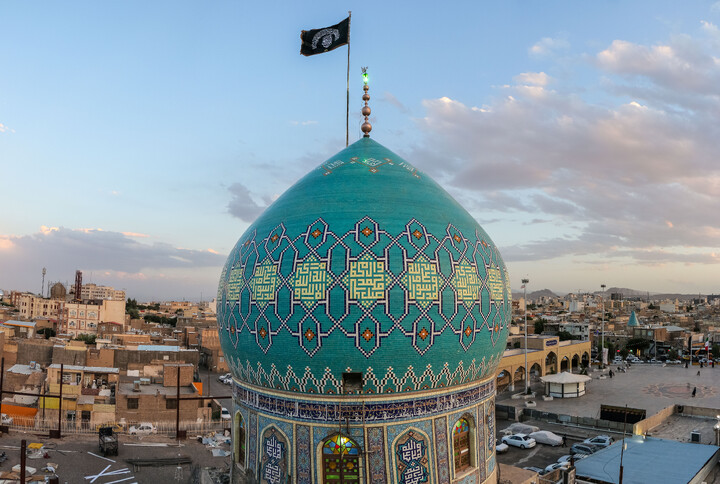 تصاویر/ آیین تعویض پرچم گنبد حرم مطهر حضرت موسی مبرقع بمناسبت شهادت امام جواد علیه السلام