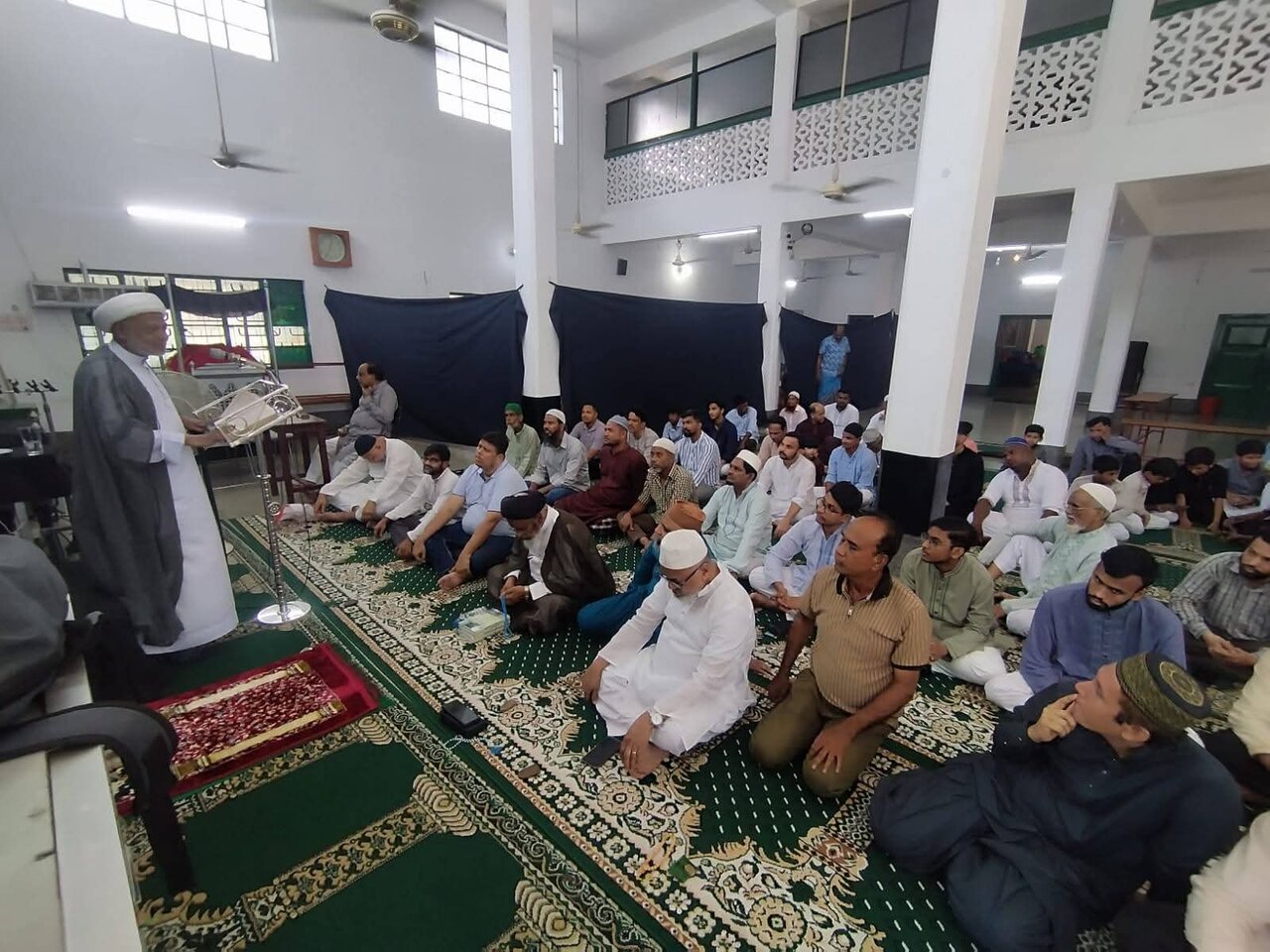 সদরঘাট ইমামবাড়ায় জুমার নামাজে মুসল্লির ঢল, ইমামতি মাওলানা আমজাদ হোসেনের | ছবি