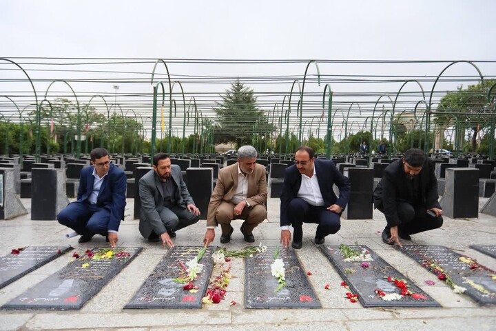 تصاویر / تجدید میثاق مدیران روابط‌عمومی دستگاه‌های همدان با شهدا