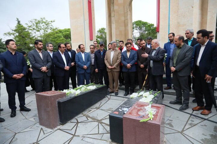 تصاویر / تجدید میثاق مدیران روابط‌عمومی دستگاه‌های همدان با شهدا