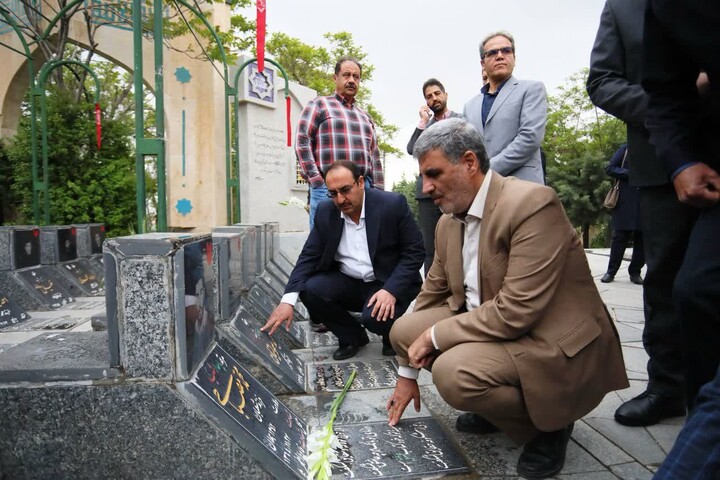 تصاویر / تجدید میثاق مدیران روابط‌عمومی دستگاه‌های همدان با شهدا