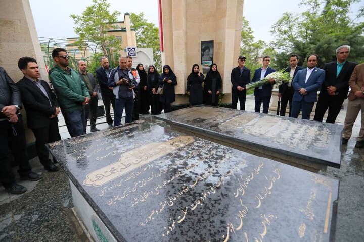 تصاویر / تجدید میثاق مدیران روابط‌عمومی دستگاه‌های همدان با شهدا