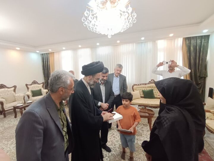 تصاویر/ دیدار نماینده ولی‌فقیه درکاشان با خانواده شهداء
