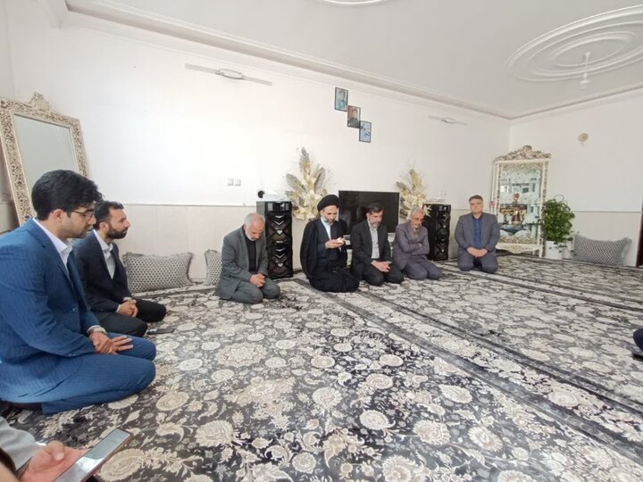 تصاویر/ دیدار نماینده ولی‌فقیه درکاشان با خانواده شهداء