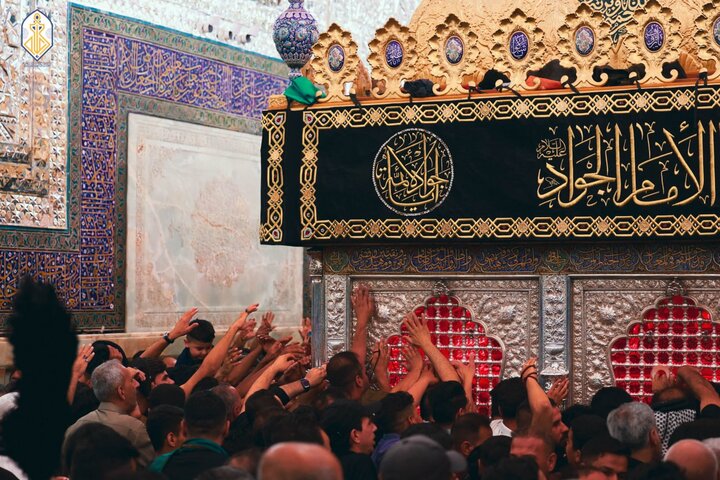 جموع المعزّين تتوافد إلى مرقد الإمام الجواد (عليه السلام) بدموع تفيض وولاء لا يخبو