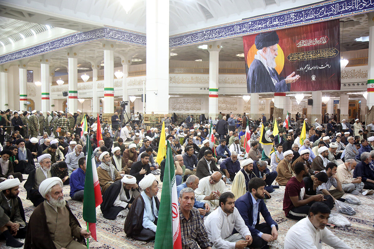 Immagini della manifestazione dei religiosi e dei fedeli sostenitori della Resistenza in sostegno agli sciiti oppressi della regione nel santuario di Fatima al-Maʿsumah