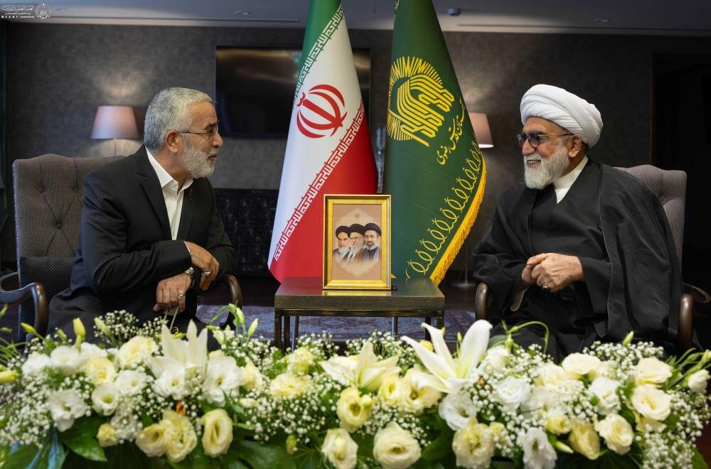 الأمين العام للعتبة العلوية المقدسة يتشرّف بزيارة الإمام الرضا (عليه السلام) ويلتقي المتولّي الشرعي للعتبة الرضوية المقدسة