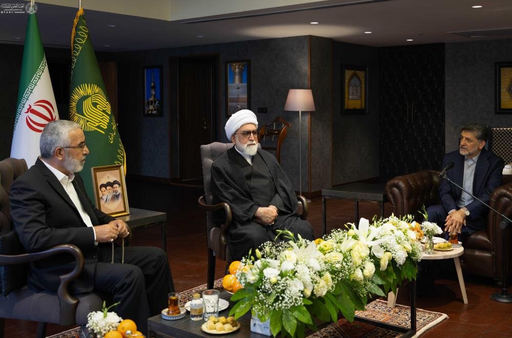 الأمين العام للعتبة العلوية المقدسة يتشرّف بزيارة الإمام الرضا (عليه السلام) ويلتقي المتولّي الشرعي للعتبة الرضوية المقدسة
