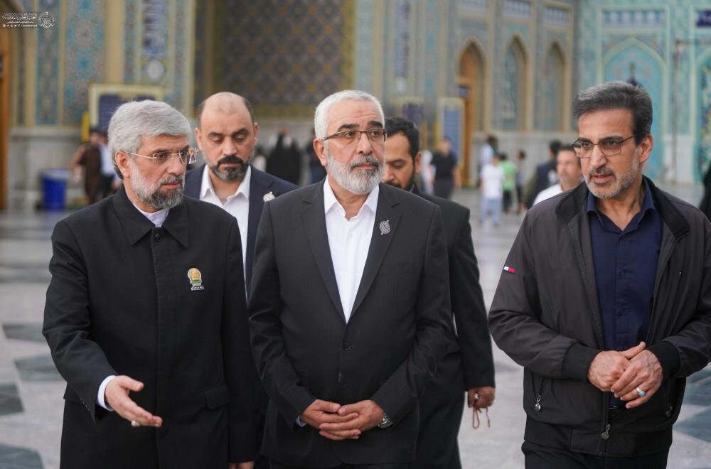 الأمين العام للعتبة العلوية المقدسة يتشرّف بزيارة الإمام الرضا (عليه السلام) ويلتقي المتولّي الشرعي للعتبة الرضوية المقدسة