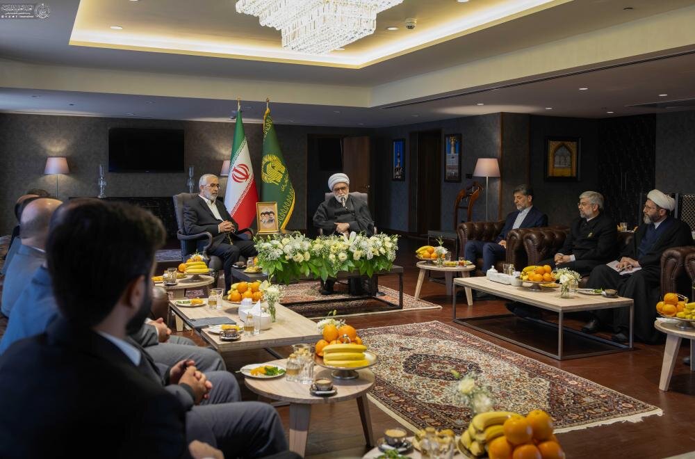 الأمين العام للعتبة العلوية المقدسة يتشرّف بزيارة الإمام الرضا (عليه السلام) ويلتقي المتولّي الشرعي للعتبة الرضوية المقدسة