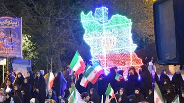 فیلم| استقبال مردم سیاهکل از پدران شهدای دانش آموز مدرسه میناب