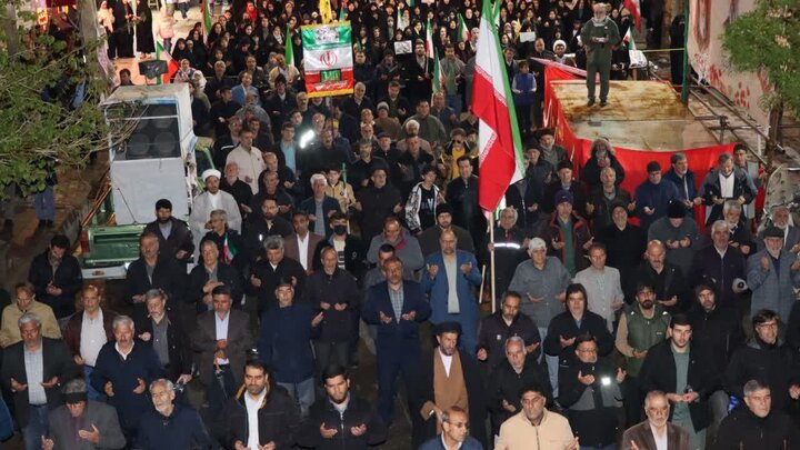 تصاویر/ حضور خیابانی مردم تکاب در حمایت از نظام اسلامی در هفتاد و هفتمین شب متوالی