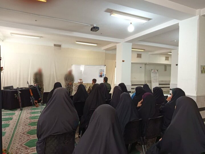 تصاویر/برگزاری دوره‌ آموزشی کار با اسلحه ویژه خواهران طلبه مدارس علمیه لرستان