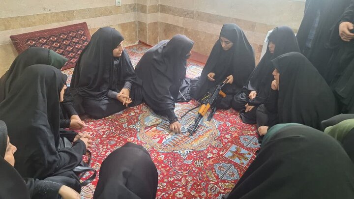 تصاویر/برگزاری دوره‌ آموزشی کار با اسلحه ویژه خواهران طلبه مدارس علمیه لرستان