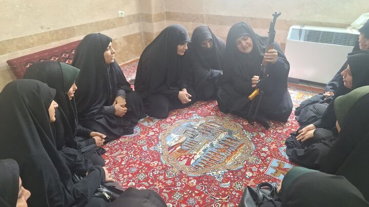 تصاویر/برگزاری دوره‌ آموزشی کار با اسلحه ویژه خواهران طلبه مدارس علمیه لرستان