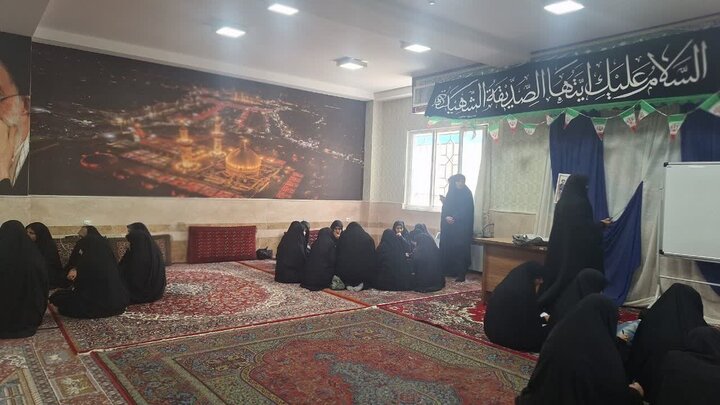 تصاویر/برگزاری دوره‌ آموزشی کار با اسلحه ویژه خواهران طلبه مدارس علمیه لرستان