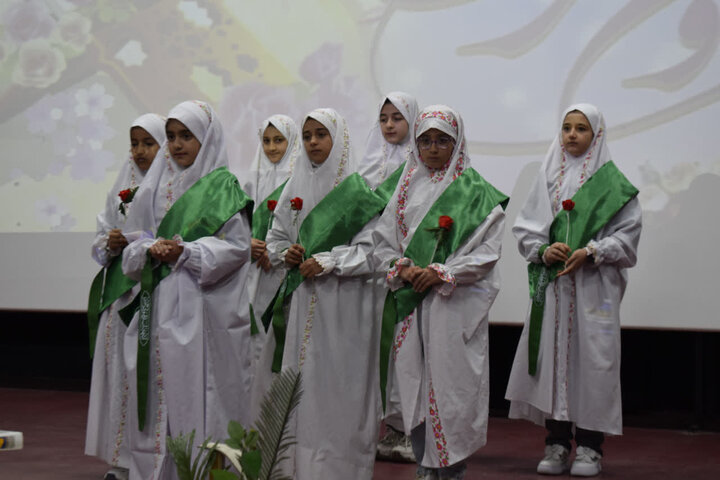تصاویر/مراسم تجلیل از برگزیدگان مسابقات نماز، عترت و قرآن دانش‌آموزان و فرهنگیان بیجار