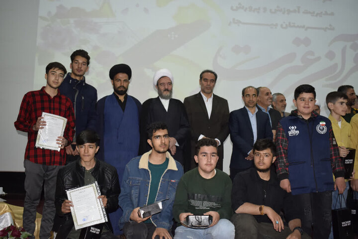 تصاویر/مراسم تجلیل از برگزیدگان مسابقات نماز، عترت و قرآن دانش‌آموزان و فرهنگیان بیجار