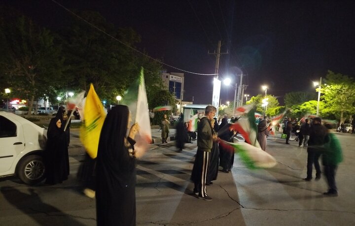 تصاویر/پرچم گردانی مردم اراک در میدان حافظیه