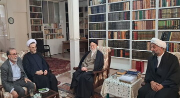 دیدار نمایندگان آیت‌الله اعرافی با استاد پیشکسوت + عکس