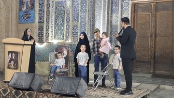 جلوه پویایی خانواده در صحن تاریخی مسجد جامع یزد+عکس