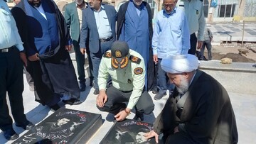 ادای احترام فرمانده انتظامی استان اصفهان به شهدای آران و بیدگل +تصاویر
