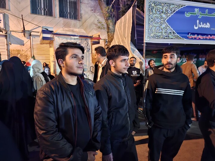 تصاویر / استمرار خدمت رسانی طلاب مدرسه علمیه صاحب‌الزمان(عج) اسدآباد در شب های اقتدار
