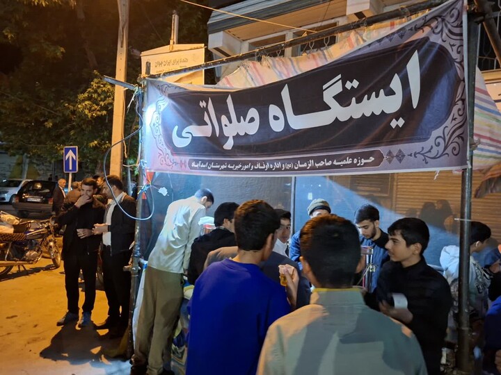 تصاویر / استمرار خدمت رسانی طلاب مدرسه علمیه صاحب‌الزمان(عج) اسدآباد در شب های اقتدار
