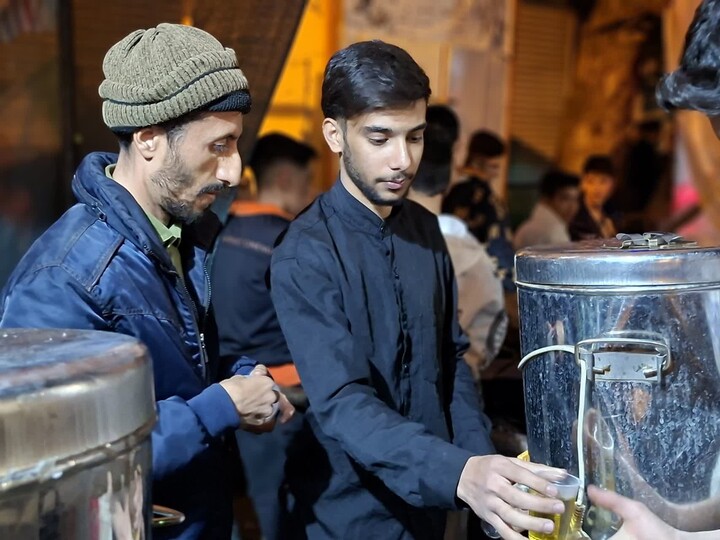 تصاویر / استمرار خدمت رسانی طلاب مدرسه علمیه صاحب‌الزمان(عج) اسدآباد در شب های اقتدار