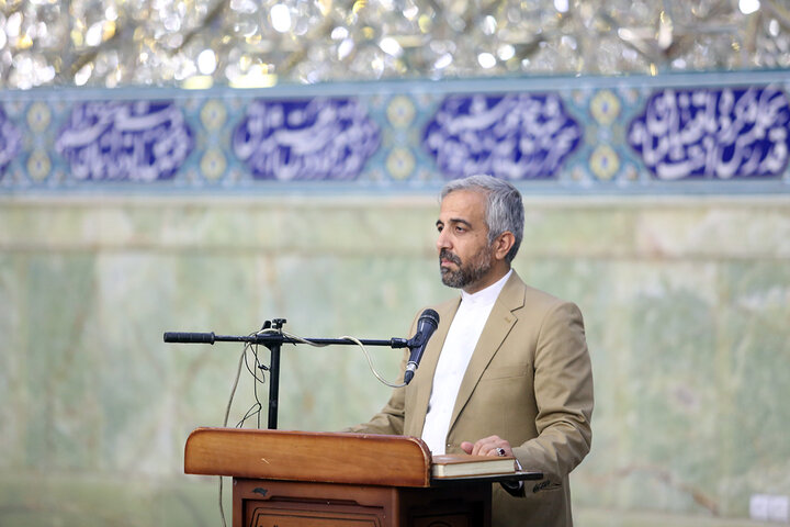 غبارروبی حرم مطهر بانوی کرامت توسط مدیران روابط عمومی‌های قم