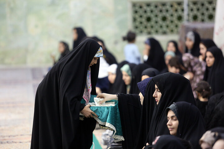 غبارروبی حرم مطهر بانوی کرامت توسط مدیران روابط عمومی‌های قم