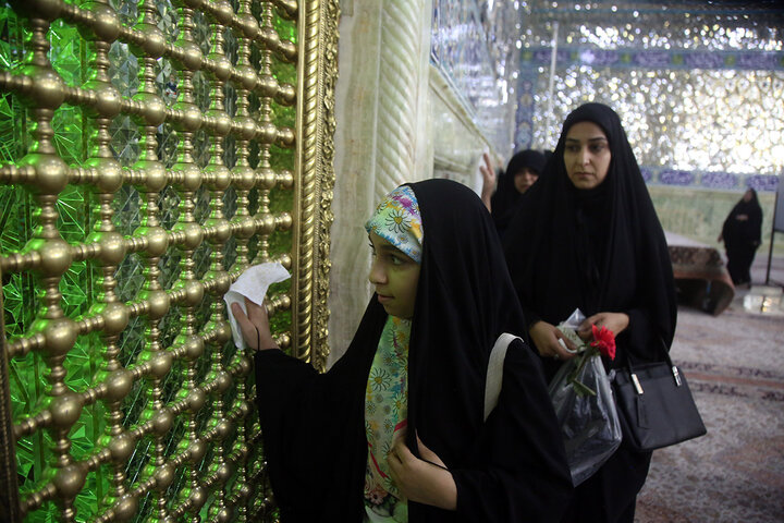 غبارروبی حرم مطهر بانوی کرامت توسط مدیران روابط عمومی‌های قم