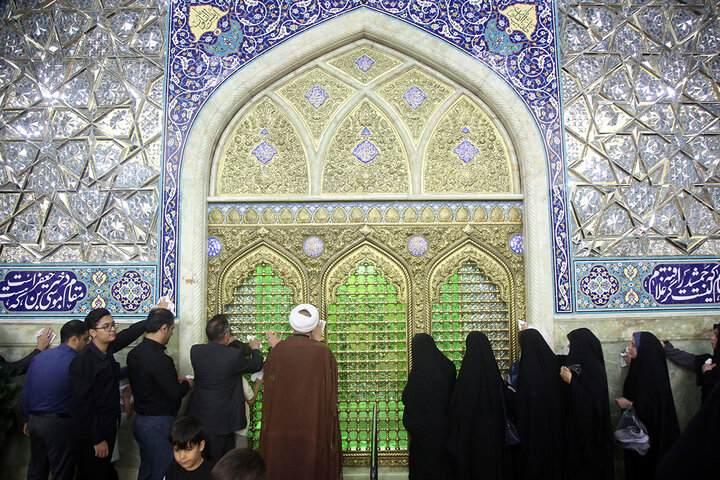 غبارروبی حرم مطهر بانوی کرامت توسط مدیران روابط عمومی‌های قم