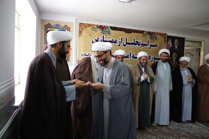 تصاویر/تجلیل از اساتید و طلاب برتر مدرسه علمیه قروه