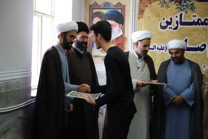 تصاویر/تجلیل از اساتید و طلاب برتر مدرسه علمیه قروه