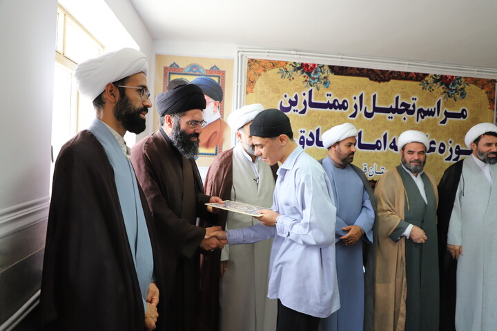تصاویر/تجلیل از اساتید و طلاب برتر مدرسه علمیه قروه