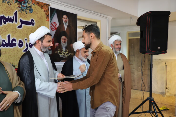 تصاویر/تجلیل از اساتید و طلاب برتر مدرسه علمیه قروه