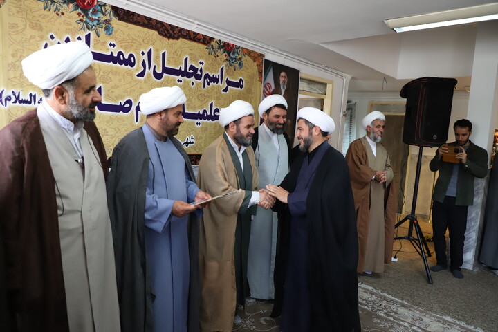 تصاویر/تجلیل از اساتید و طلاب برتر مدرسه علمیه قروه