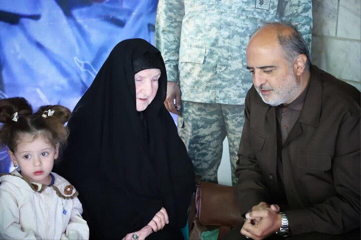 تصاویر/دیدار دبیرکل کنگره شهدای غریب اسارت با مادر سپهبد شهید"سردار محمد پاکپور"