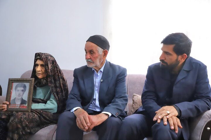 تصاویر/دیدار دبیرکل کنگره شهدای غریب اسارت با خانواده شهید جاویدالاثر "سیدهادی میرداودی"