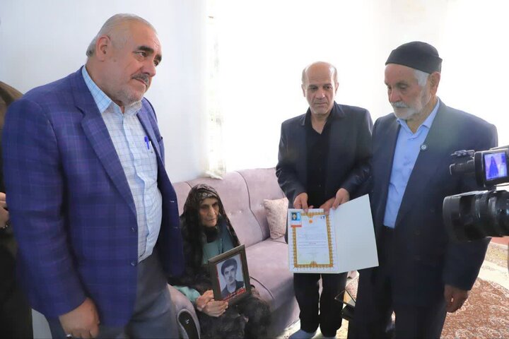تصاویر/دیدار دبیرکل کنگره شهدای غریب اسارت با خانواده شهید جاویدالاثر "سیدهادی میرداودی"